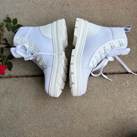 Dr. Martens Combs Platform Boot - Women's Size 10 Combs  Boot - Picture 14 of 17